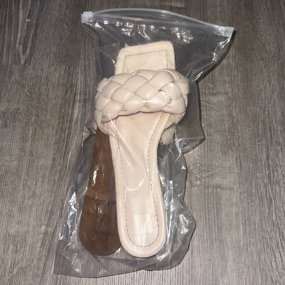 **LIKE NEW** SANDALS